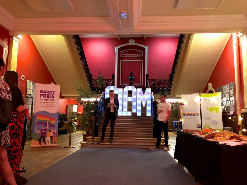 Cawsom noson hyfryd yn dathlu digwyddiad #Pride cyntaf erioed y Barri gyda tîm <a href="/BarryVOGPride/">Barry Pride 🏳️‍🌈</a> a’n haelodau GLAM. Diolch yn arbennig i @OwenGriffiths86 am eich cefnogaeth fel ein Hyrwyddwr LHDT. Edrych ymlaen at y digwyddiad mawr heddiw, welwn ni chi am 11am ar gyfer yr orymdaith!