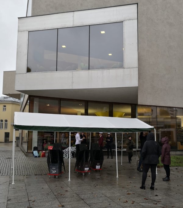 SohonTorwet's tweet photo. Kirjaston piha on valmiina päiväkonserttiin. Huom: ei sokerista oleville! #puhallus2019 #kieltolaki #turku #åbo https://t.co/g3PrSrovfj