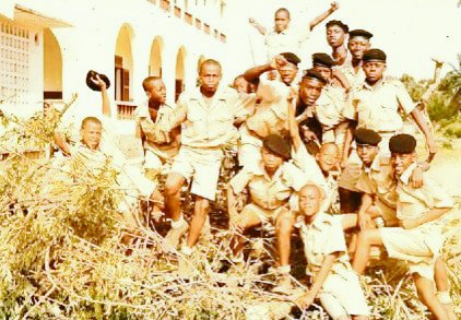 DonNeexo's tweet image. Il y a 27 ans, plusieurs gamins venus des 4 coins du pays et de la diaspora entrèrent à l'#EMPGL; Rejoins plus tard par d'autres nous formâmes une grande famille, appelée la #Xoxe puis baptisée à la sortie, la "Promotion Colonel Henri Eboundit" Paix aux disparus ! #HBDLaXoxe