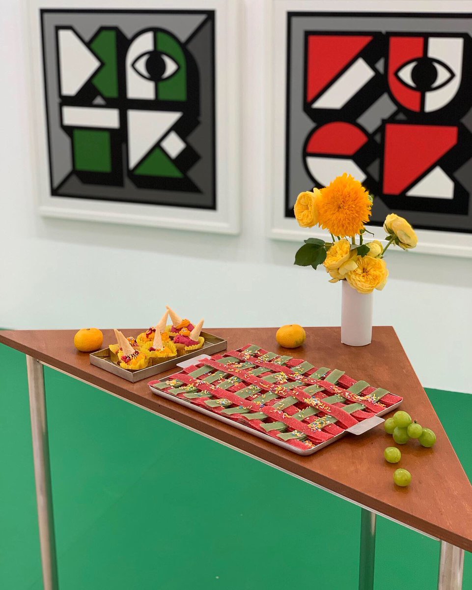 ara_homeground's tweet photo. [2019.9.20] 성수동의 샌드위치apt 에서 시작한 2nd FLOOR x GRAFFLEX 의 협력전을 위해 오프닝 상을 차렸습니다. #grafflex #2ndfloor #sandwichapt 그라플렉스의 도안으로 디자인된 아이싱쿠키는 스윗스튜디오달디에서 제작했습니다. https://t.co/CkJ89htonn