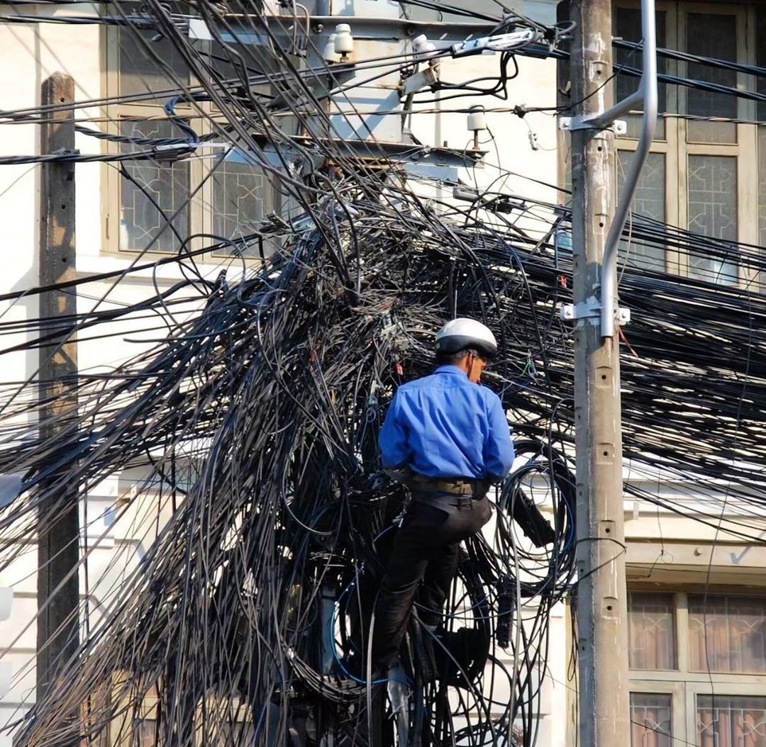 yahyabayramoglu's tweet photo. When you open the source code for the first time on a new job! #EverySingleTime 😂

"So which cable do i touch now?" https://t.co/S7TcponMo4