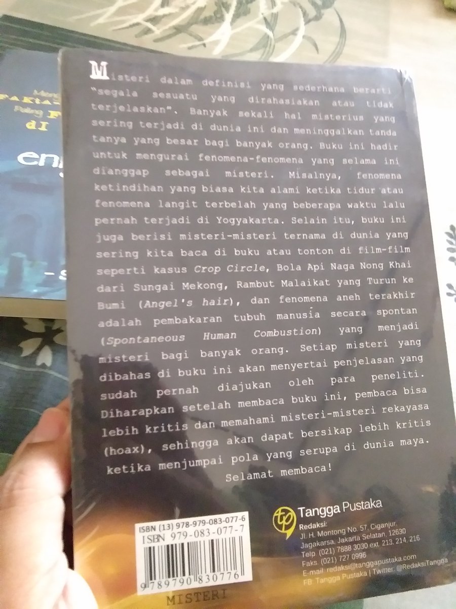 gs_respati's tweet photo. Akhirnya lengkap. Tadinya cm punya buku kedua bung @enigmablogger . Dulu saya terlewat beli buku pertama, pas balik lagi ke tokonya, buku sudah nggak ada. Lihat lagi di etalase toko online. Langsung beli deh.

*foto terakhir nama sellernya di tokped. https://t.co/PRoSIx0cap