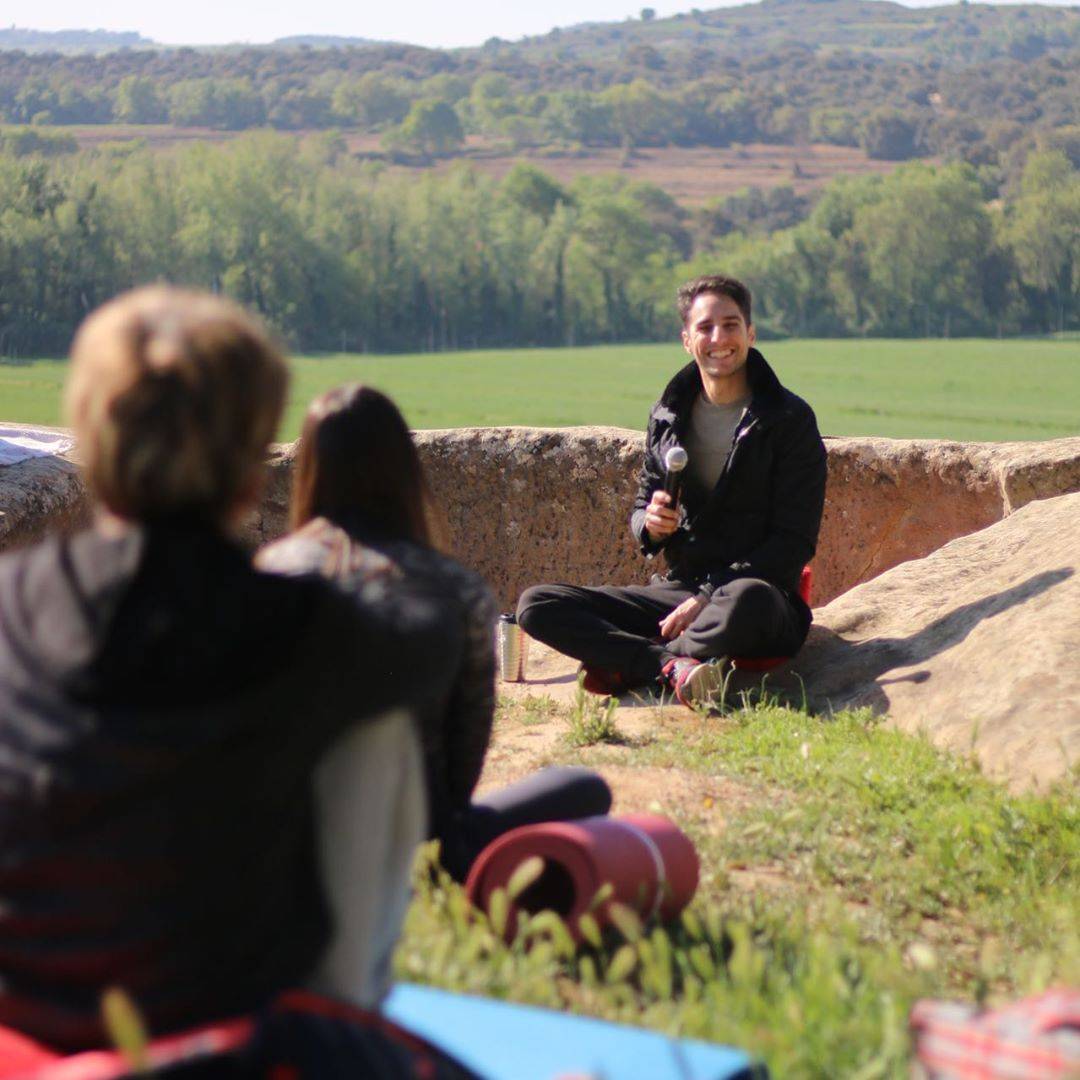 El proper dissabte 28 torna el "Respira entre vinyes"🌿🧘🏻‍♂️🍇 amb <a href="/agus_meditacion/">Agustín Vidal</a>
Un matí de desconnexió i reconnexió amb la natura i la respiració, un esmorzar🔝 amb productes del territori i visita guiada al celler (opcional).
Apunta't👉🏼 ow.ly/RgP330pzvV8