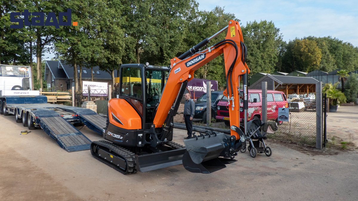 Deze week hebben wij Van den Beucken Machinebouw B.V. blij mogen maken met een nieuwe Doosan DX10z en V.O.F. de Kroon Flowers met een nieuwe DX35z. Heel veel goede en veilige Doosan draaiuren gewenst!