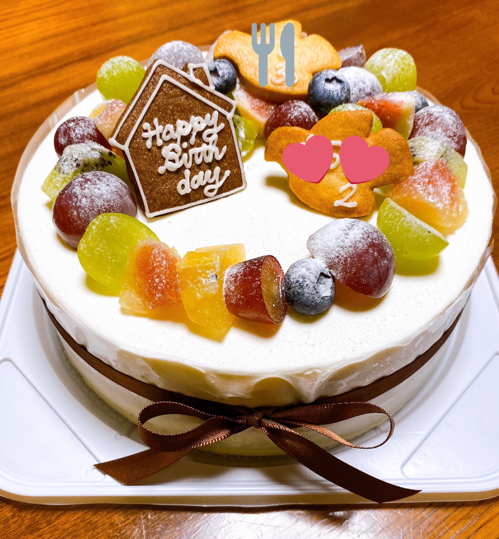 てらいまき イラストレーター 息子と姉へのバースデーケーキ 伏見にあるケーキ屋さんkawatomo さんでホールケーキをオーダー 念願のkawatomoさんー リボンかけてもらった 甘さ控えめのクリーム 季節のフルーツは食べ頃でめちゃめちゃ美味しかっ