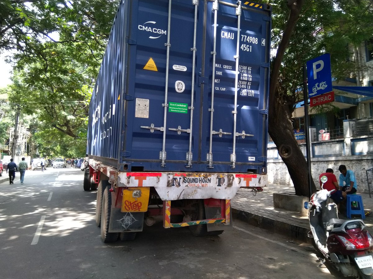 HRNRAO's tweet image. When uneducated fools take up all of two wheeler parking spot...
#urbanproblems