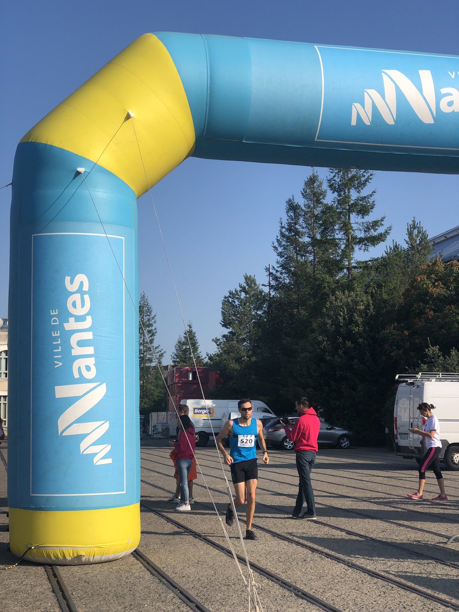 En direct de la <a href="/NantesDigitalW/">Nantes Digital Week</a> : les coureurs arrivent sous les Nefs 👟 ils font autant de tours de 4km que possible pour reverser des fonds pour la Ligue contre le cancer. #nantesdigitalw