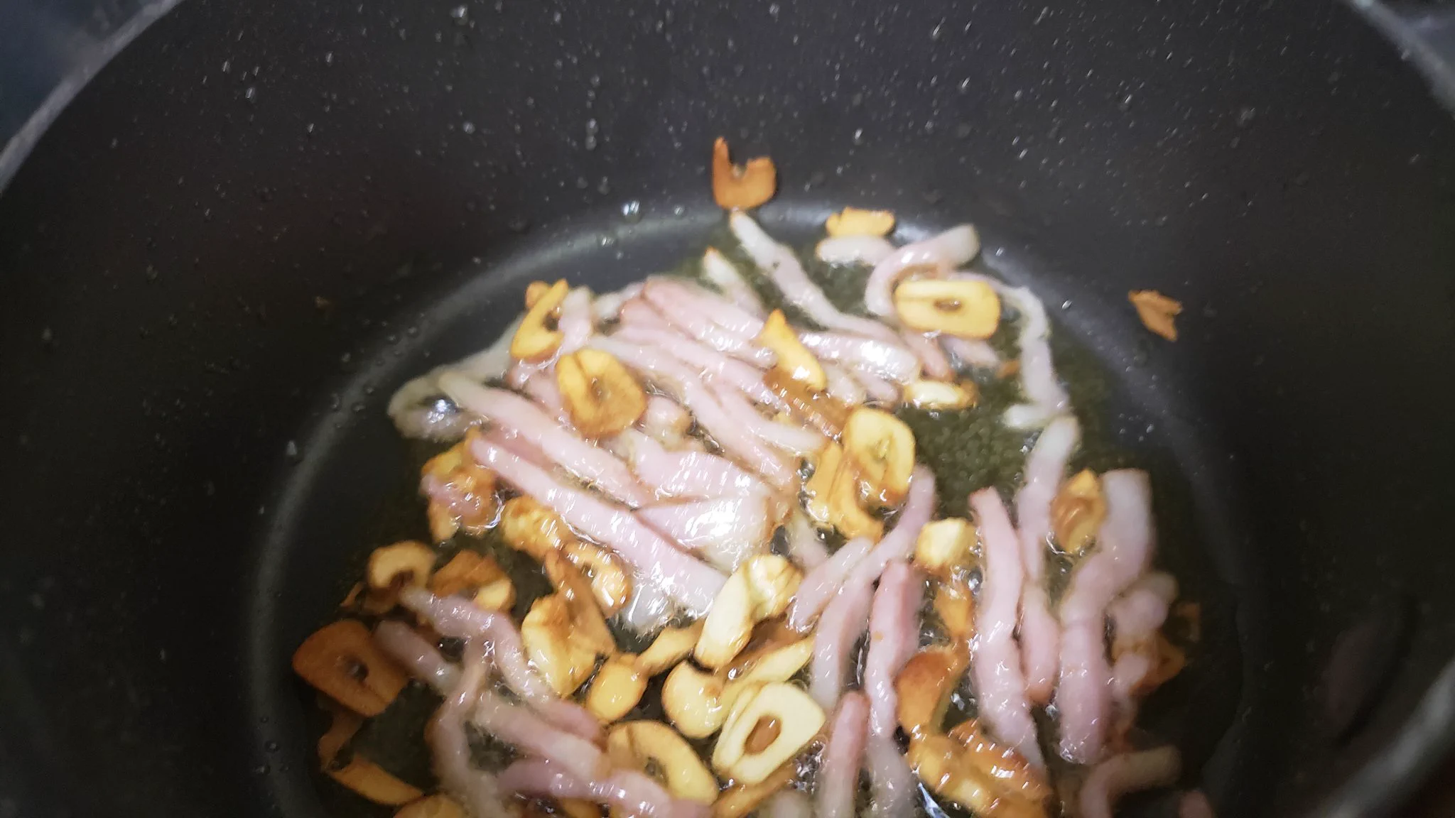 季節の変わり目でも風邪に勝てる！？「にんにくスープ」の作り方！