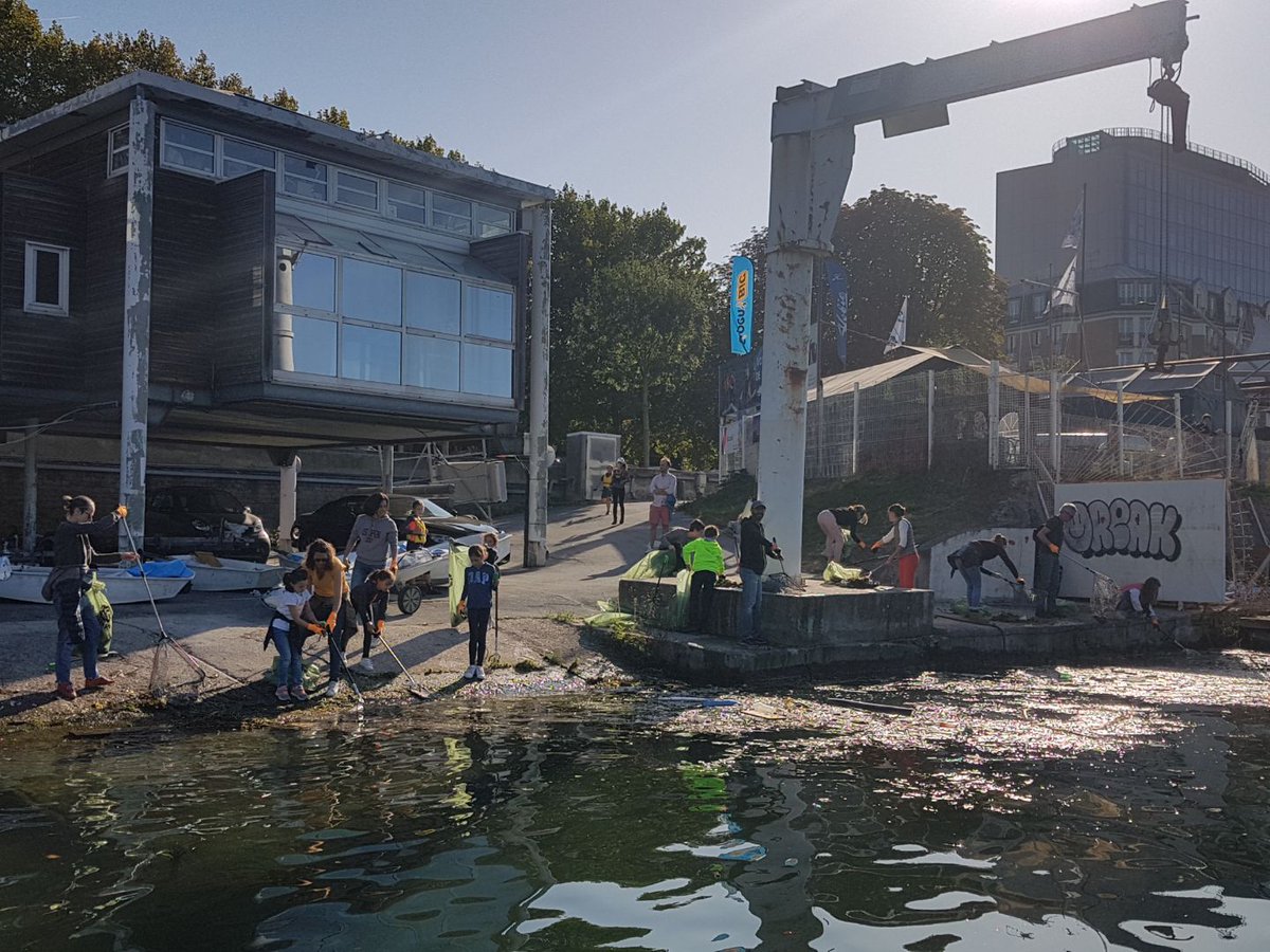 Forte mobilisation pour le #WCUD autour des berges de Seine. <a href="/happyseine/">happyseine</a> oeuvreconcrètement pour le fleuve... Très grande tristesse de voir l'état de l'eau aux portes de Paris. Cela devient, plus que jamais inacceptable !
<a href="/Ville_BoulogneB/">Ville de Boulogne-Billancourt</a> @Haropaports <a href="/vnf_officiel/">VNF - Voies navigables de France</a>