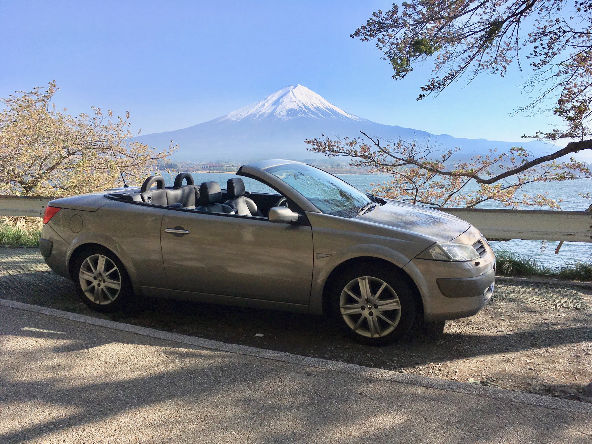 スパイス カー レント Twitter પર スパイスレンタカー ルノー メガーヌ ガラストップカブリオレ ガラストップのルーフで屋根を開けても閉めても開放感が最高 後部座席も比較的広い貴重な4人乗りオープンです フランス車 4シーター ルノー オートマチック ガラス