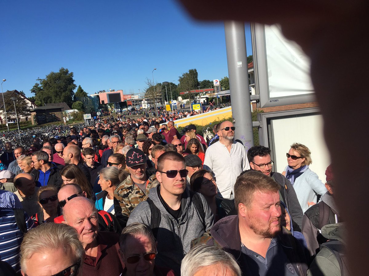 Het is wél gezellig hier in de rij voor de pendelbus naar #Airborne75. Met de auto is al mislukt. #deaanhouder