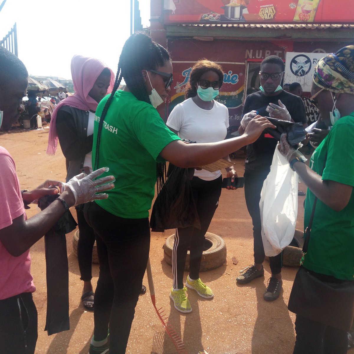 EcoBarter's tweet photo. #Worldcleanupday happening here #Jabipark Abuja
#KeepAbujaClean
@PickThatTrash @jci_nigeria @SustyVibes https://t.co/BsRlvwOinG