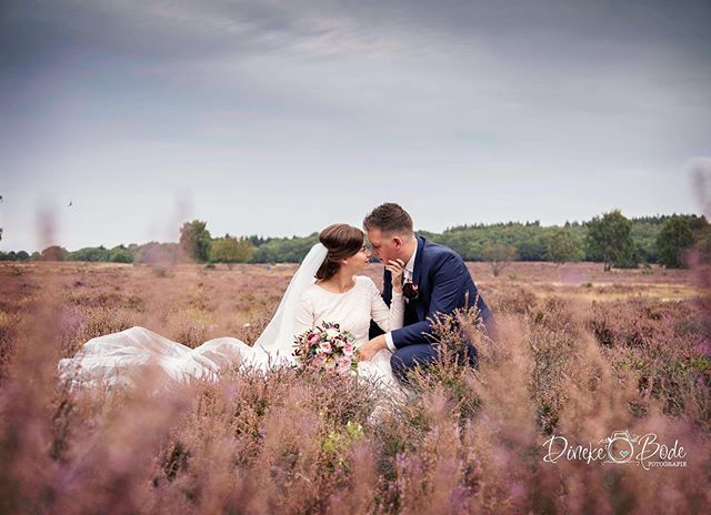 Fijn weekend toegewenst!

Vandaag leuke familieshoots maken in @netl_de_wildste_tuin met dit prachtige weer gaat dat zeker lukken.

Dit mooie plaatje mocht ik maken tijdens de trouwreportage van @willemiekevanveen  <a href="/albert/">Albert</a>.baarssen 
#weddingphotography #… ift.tt/34ZxhCd
