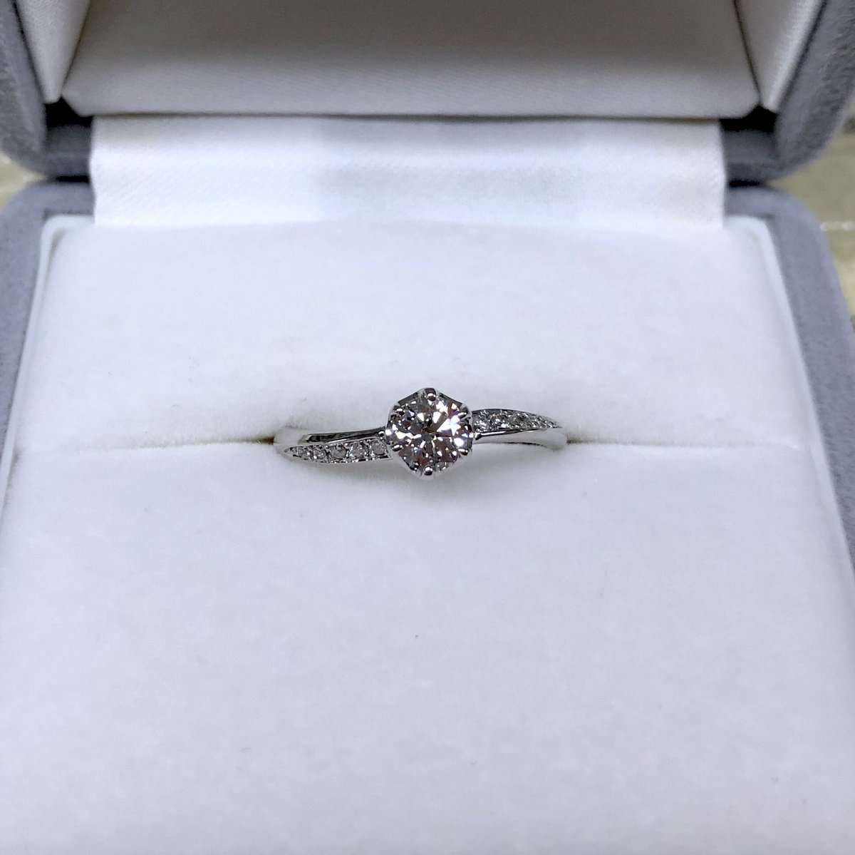 日本ダイヤモンド貿易 婚約指輪 結婚指輪 على تويتر 今月ご入籍されるカップル様の婚約指輪が仕上がってまいりました こちらは 神秘のヴェールをメレダイヤで表現した オロル というデザインになります 知性と創造性の プロポーズ カップル 入籍 ブライダル