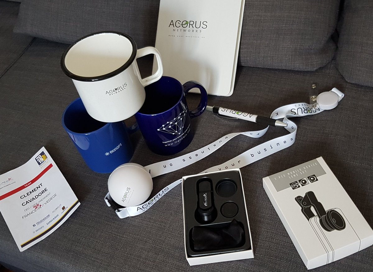 Bon, parmi les traditionnels goodies, la collection de tasses s'étoffe encore. Il va falloir pousser les murs du placard, bientôt.

#AGM2019