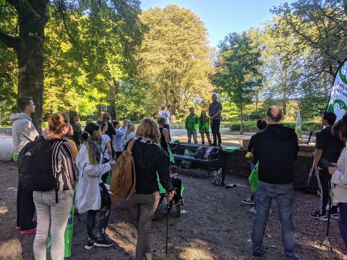 ThijsWeistra's tweet image. Trots op al deze vrijwilligers! Wethouder @kdiepeveen wijst erop dat steeds meer mensen hun eigen buurt schoon maken. 'Onze inzet doet er toe, we werken samen aan een schoon Utrecht'. Lisanne van @GroenLinks030 wijst erop dat we 4x zoveel vrijwilligers hebben als vorig jaar!