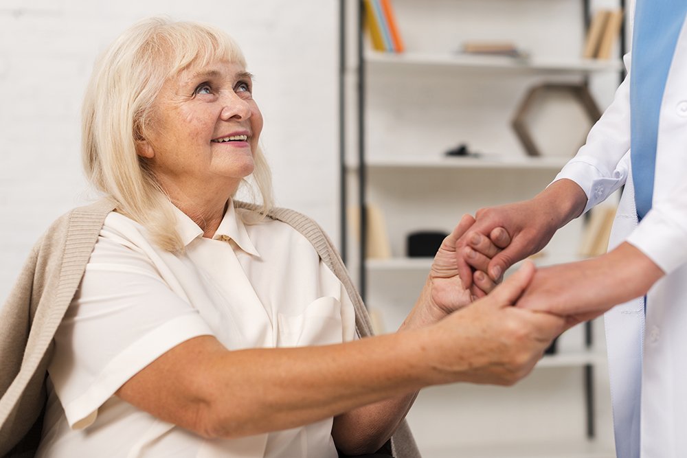 bernabeufarma's tweet photo. Según los estudios, algunos factores que incrementan el riesgo de padecer #Alzheimer son la edad avanzada, tener un nivel educacional bajo o ser mujer. Es importante potenciar la investigación para continuar descubriendo esta enfermedad.
#DíaMundialAlzheimer https://t.co/5mtzcOqpbK
