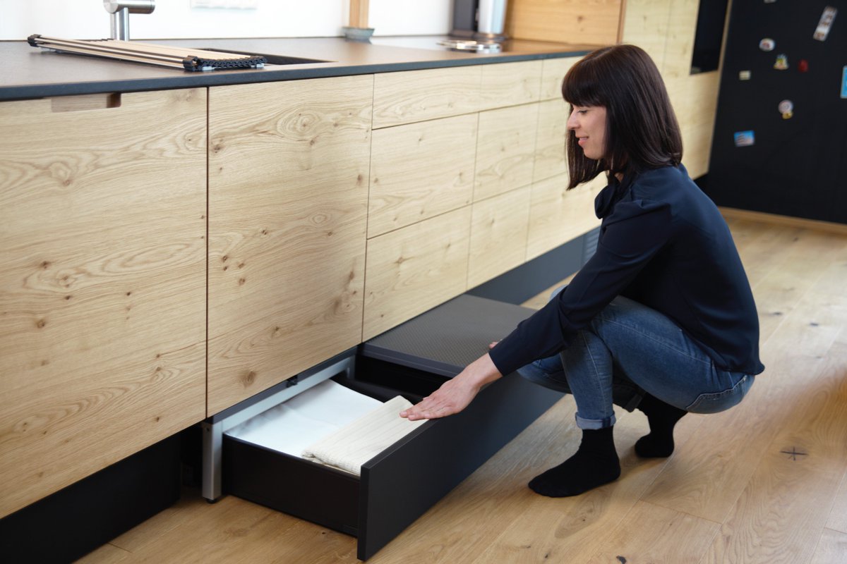 tagderkueche's tweet photo. #Blum: Mehr Stauraum und einfacherer Zugriff
Space Step bringt wertvollen Nutzen in den Möbelsockel: Durch Antippen fährt die Sockellösung von Blum aus dem Möbel und lässt sich als Tritt und versteckter Stauraum nutzen.
https://t.co/MFmnEvFqTU #spacestep #stauraum #partner #tdk19 https://t.co/zu9ArJW9PZ