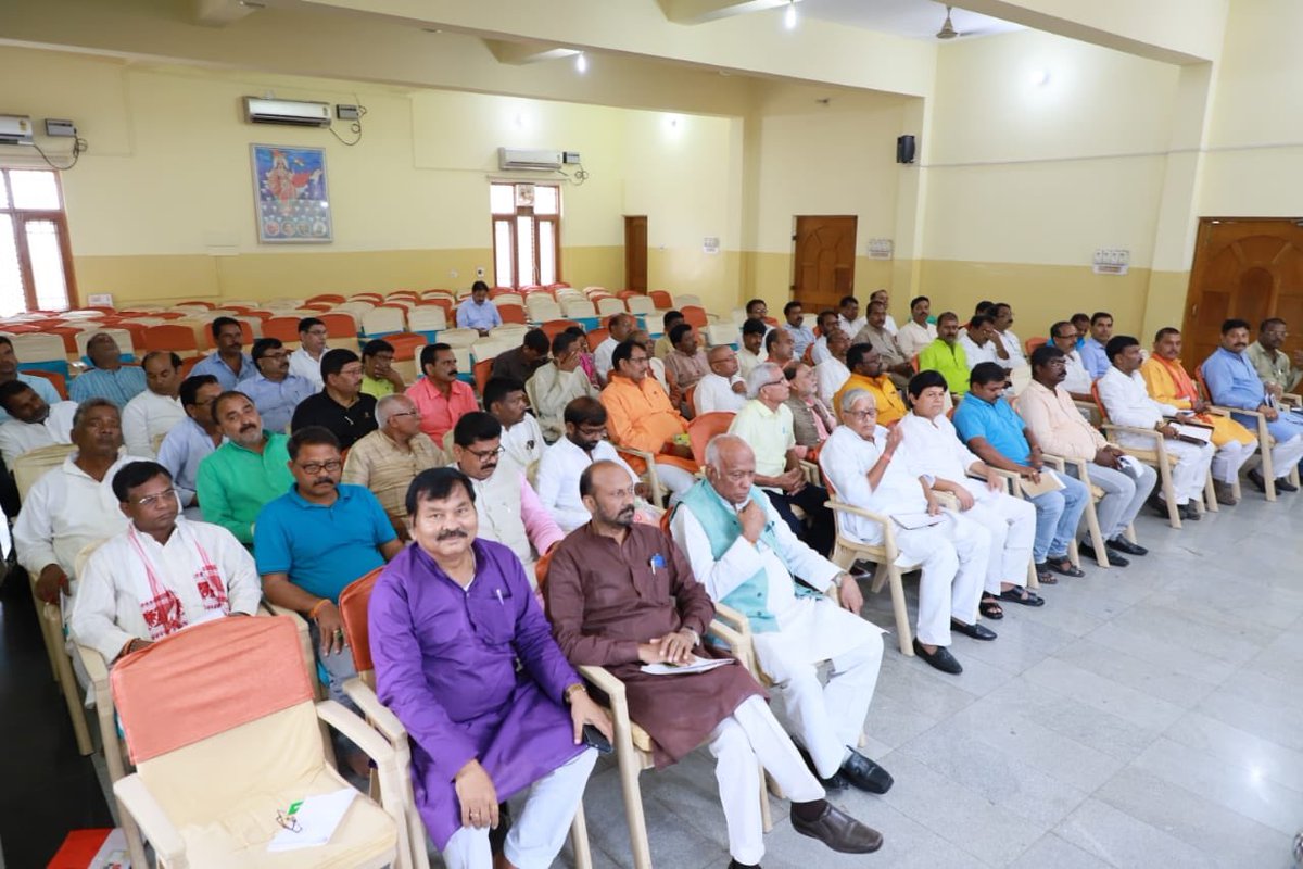 idharampalsingh's tweet photo. .@BJP4Jharkhand प्रदेश कार्यालय में नगर निकाय के चेयर मैन डिप्टी चेयर मैन और ज़िला परिषद अध्यक्ष, उपाध्यक्ष एवं विधानसभा संयोजक के साथ बैठक हुई, चुनाव प्रभारी @OmMathur_bjp व सह प्रभारी श्री @nkishoreyadav जी रहे। https://t.co/LnQ2Qm96Nu