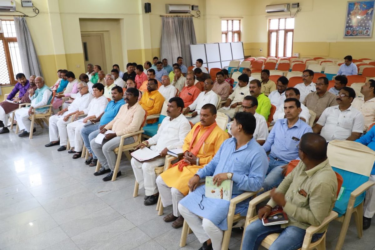 idharampalsingh's tweet photo. .@BJP4Jharkhand प्रदेश कार्यालय में नगर निकाय के चेयर मैन डिप्टी चेयर मैन और ज़िला परिषद अध्यक्ष, उपाध्यक्ष एवं विधानसभा संयोजक के साथ बैठक हुई, चुनाव प्रभारी @OmMathur_bjp व सह प्रभारी श्री @nkishoreyadav जी रहे। https://t.co/LnQ2Qm96Nu