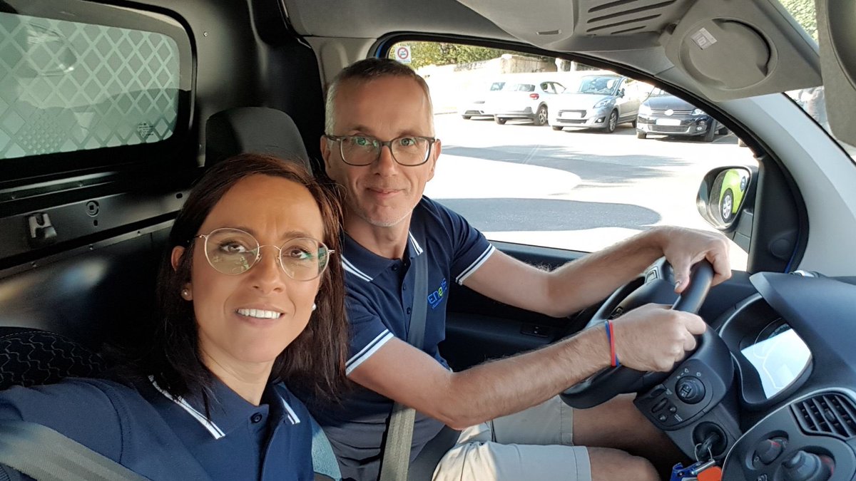 enedis_normand's tweet photo. #EnDirect « Les Pirates Électriques » et l’équipe « PtitJack » ont suivi les indices et répondu aux énigmes pour arriver au musée de Radar à Douvres où ils prennent une petite pause 😁☕️🚙 #mobilite #Rallye #RallyedesLiberateurs #NET2019 @SdecEnergie https://t.co/GjGwWDS6Wy
