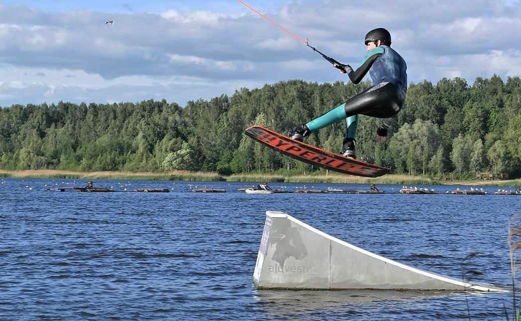 WWakeboarding's tweet image. Always perfect pose from @auksestravi
#womenwakeboarding
.
“Puiki dienos pabaiga 😋🤙🏄‍♀️
.

#wakeboarding #wakelife #wakelove #wakegirl #perfectday #cablepark #lithuaniangirl