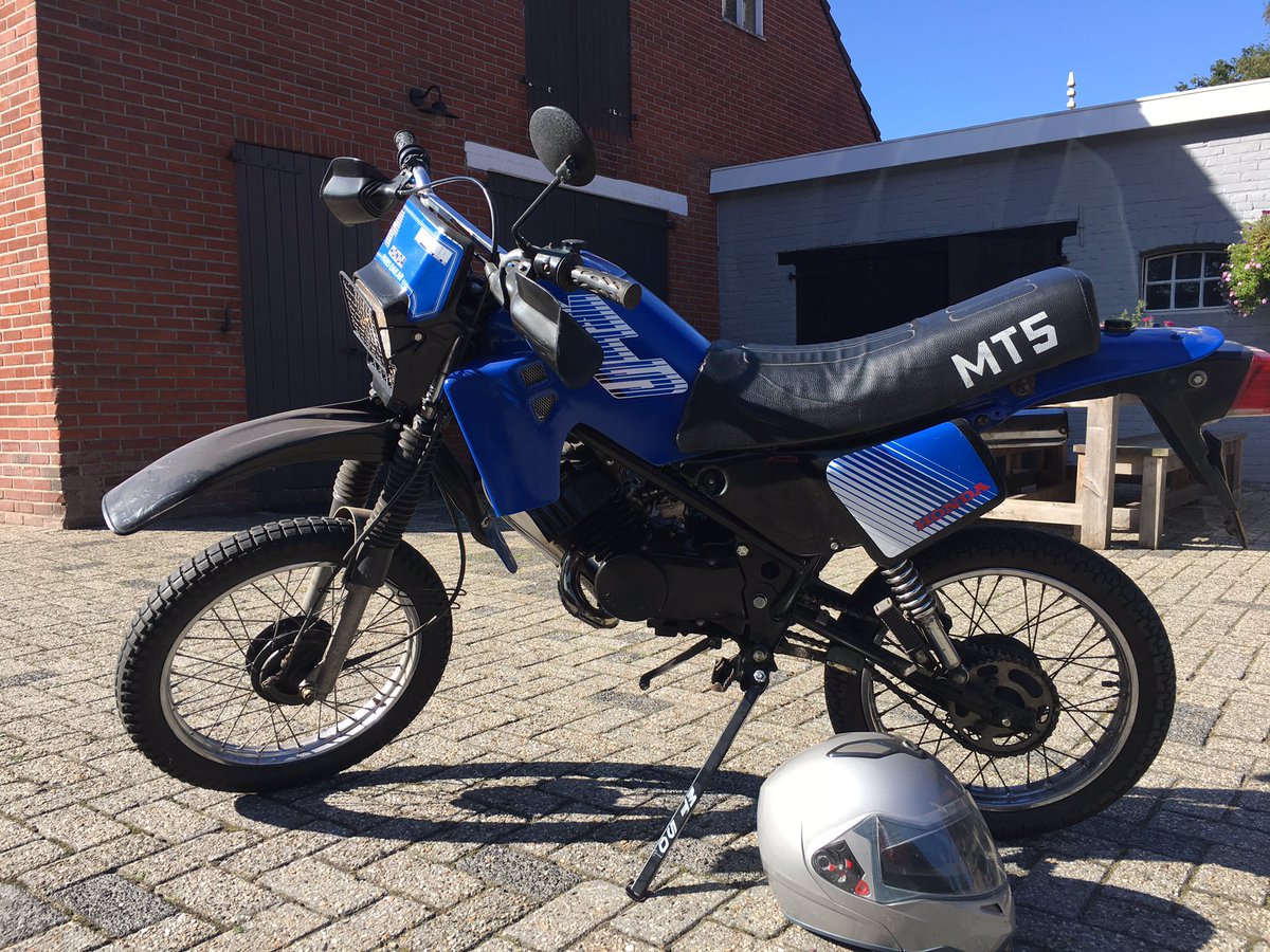 gerjansmelt's tweet photo. Vanmiddag om 14.00 uur start de #oldtimerrit met diverse soorten voertuigen en gemotoriseerde vervoersmiddelen. Uit 1984 komt deze prachtige youngtimer. Over 25 jaar oud genoeg om mee te rijden - vandaag nog niet - dit was de brommer uit de jaren’90 - we voelden ons helden😆😎 https://t.co/D3iKtqBlGz