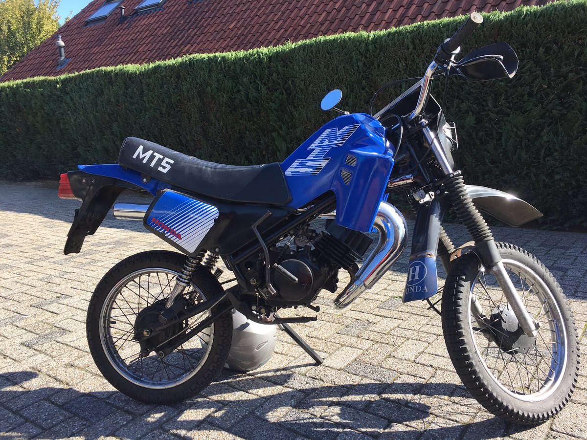 gerjansmelt's tweet photo. Vanmiddag om 14.00 uur start de #oldtimerrit met diverse soorten voertuigen en gemotoriseerde vervoersmiddelen. Uit 1984 komt deze prachtige youngtimer. Over 25 jaar oud genoeg om mee te rijden - vandaag nog niet - dit was de brommer uit de jaren’90 - we voelden ons helden😆😎 https://t.co/D3iKtqBlGz