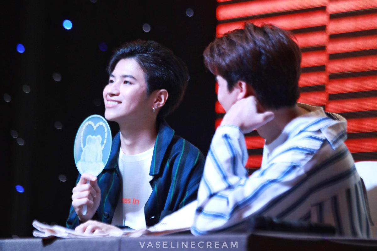 naommi51's tweet photo. 0921·FM at Vietnam

一不小心撞进你的眼眶
占据你的心窝

Full of Plan in Mean's eyes

@bplannnnn @m34nismind
#2wish #MeanPlanfanmeetinginVietnam https://t.co/IEgtJH9Sbb