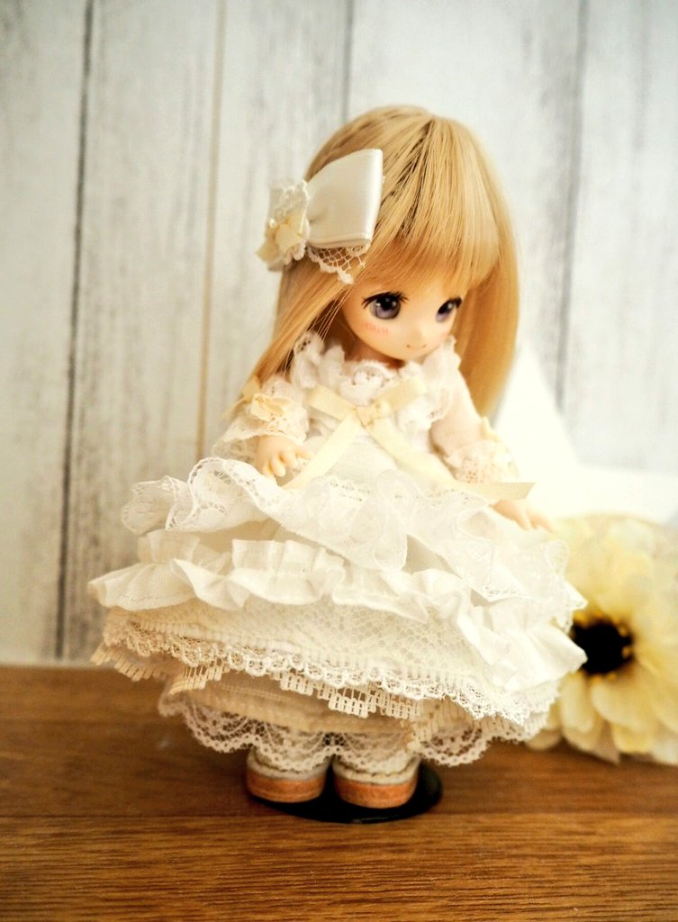 添花 Soeka オビツ11女の子サイズ ワンピース ペチコート ヘアアクセの3点セット ワンピは後ろ全開 下は中のペチがチラ見えします 前掛けやワンピ内側のパニエと合わせ 下は４層に ヘアアクセはパッチンどめです Dollshow57 ドールショウ57 添花