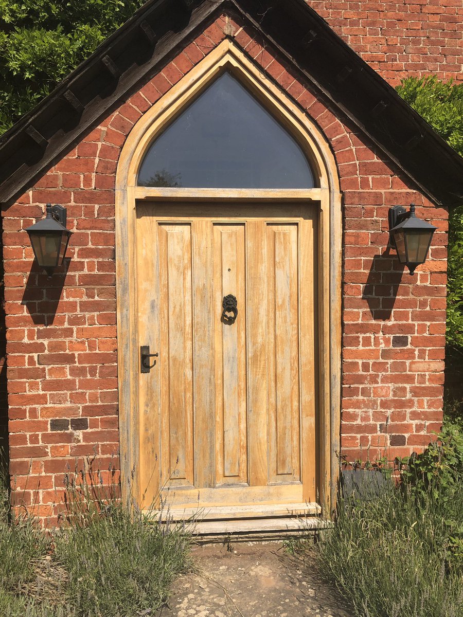 wayneevs3's tweet photo. Thoroughly enjoyed doing these badly weathered oak doors, so much character but the customer wanted a change. Colour scheme totally transforms the outlook of the doors and the house. The doors and frames were finished in @anduracoatings Titanium One Satin #shadowwhite #denimes https://t.co/hOZUJy9hhn