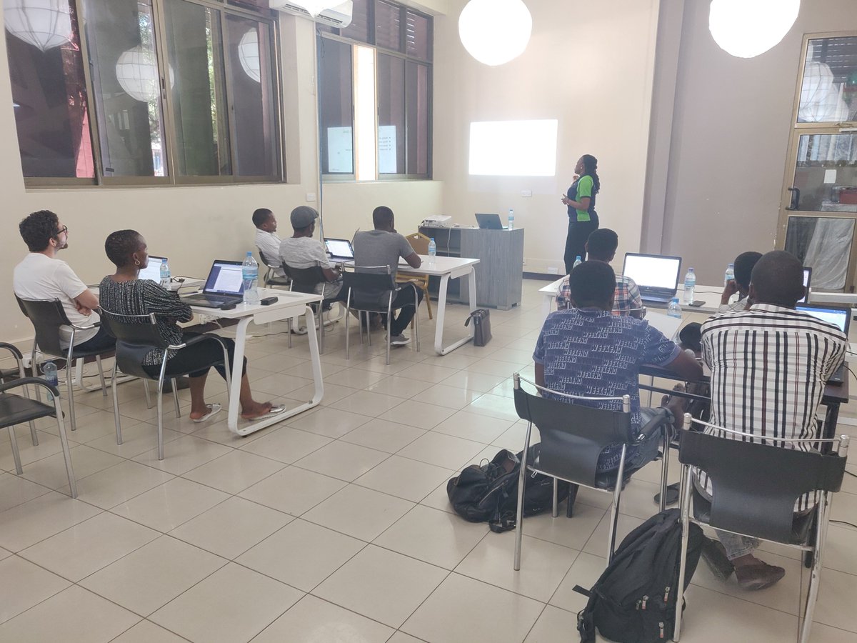 Availability of massive #data in an organization does not guarantee useful insights out of it. <a href="/ShakaKency/">Martha Shaka</a>  discussing data science life cycle to #AI4SG participants.