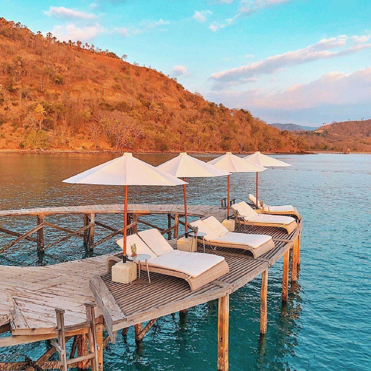 AyanaResort's tweet photo. Sit back, feel the wind, and soak up the fabulous sunset in our #JettyPool only at #AYANAkomodo
#LabuanBajo #Flores #Indonesia
IG: @anazsiantar https://t.co/9EDRuol17y