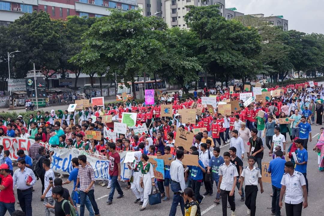 FFF_Bangladesh's tweet image. Big crowd at Dhaka, Bangladesh! Thousands of school going students has joined at strike demanding climate justice &amp;amp; supporting @GretaThunberg.

#FridaysForFuture @Fridays4future #ClimateStrike #ClimateAction