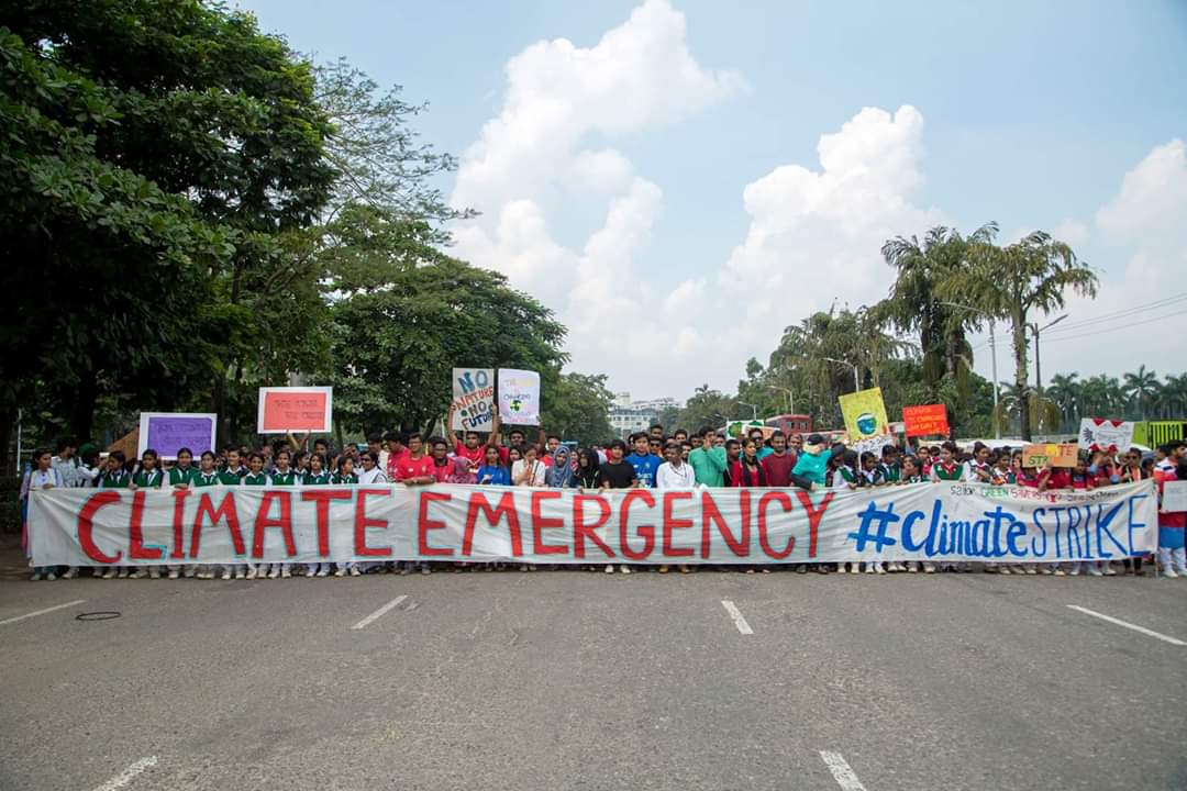 FFF_Bangladesh's tweet image. Big crowd at Dhaka, Bangladesh! Thousands of school going students has joined at strike demanding climate justice &amp;amp; supporting @GretaThunberg.

#FridaysForFuture @Fridays4future #ClimateStrike #ClimateAction