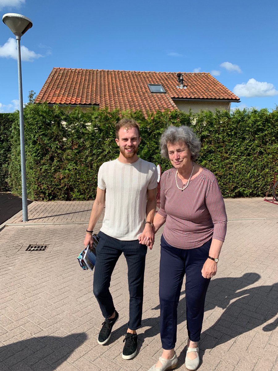 Zoonlief over uit Barcelona en oma geniet 💕. Tijd voor liefdevolle momenten maken en koesteren. Omdat het op veel momenten ook zo moeilijk is voor haar en haar verdrietig maakt. #wereldalzheimerdag #dementie.