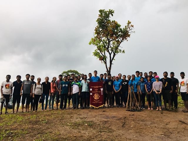 ellasrilanka's tweet image. Job Well Done ❤️ Keep Up Guys! #ellasrilanka #ellarock #SriLanka 

ඊයේ දින (සැප් 20) මොරටුව විශ්ව විද්‍යාලයේ ලියෝ සමාජයෙන් ඇල්ල ප්‍රදේශයේ ගිනි අරන් විනාස වුන ස්ථානයේ පැල 100ක් ඉන්දුවා. - ඇල්ල ප්‍රාදේශීය ලේකම් හා ප්‍රාදේශීය වනජීවි කාර්‍යාලයේ සහයෝගය මත.. ❤️🙏