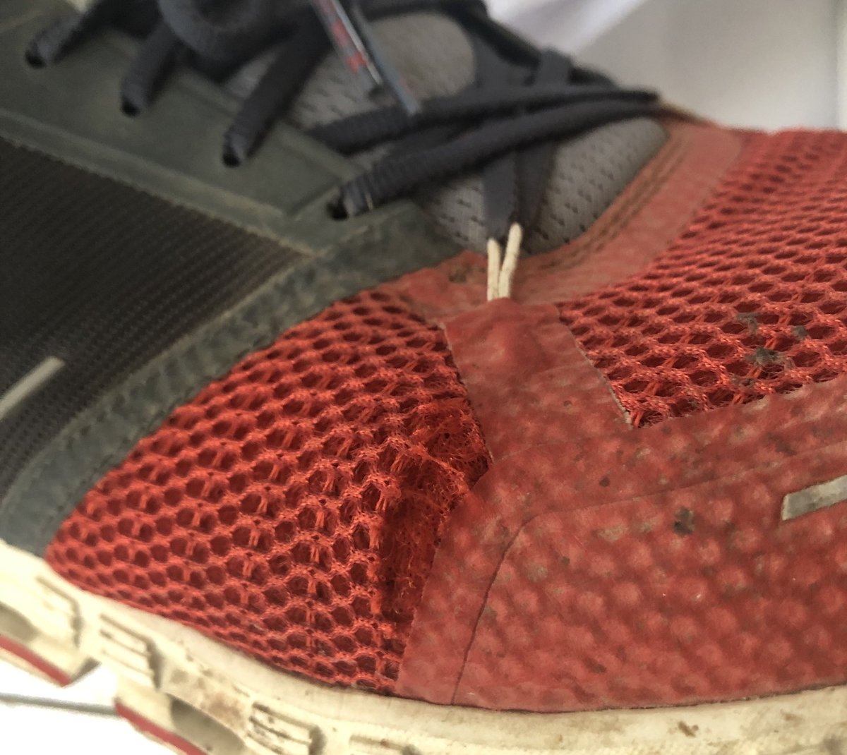 Didn’t expect this from #on_running after only a little more than 1000km. 😕