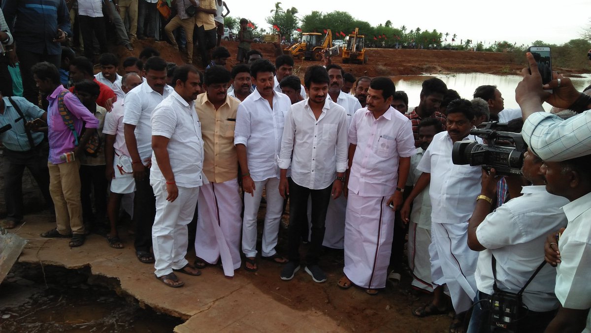 nanniyur's tweet photo. ஜெகதாபி வேலாயுதம்பாளையம் சொட்டை குளத்தை தூர் வாரும் பணியினை பார்வையிட்டார் நம் #இளந்தலைவர் அவர்கள்.@JAnbazhagan @mkstalin @jothims @arivalayam @udhayanithieee @ https://t.co/wz2BKBwIwU