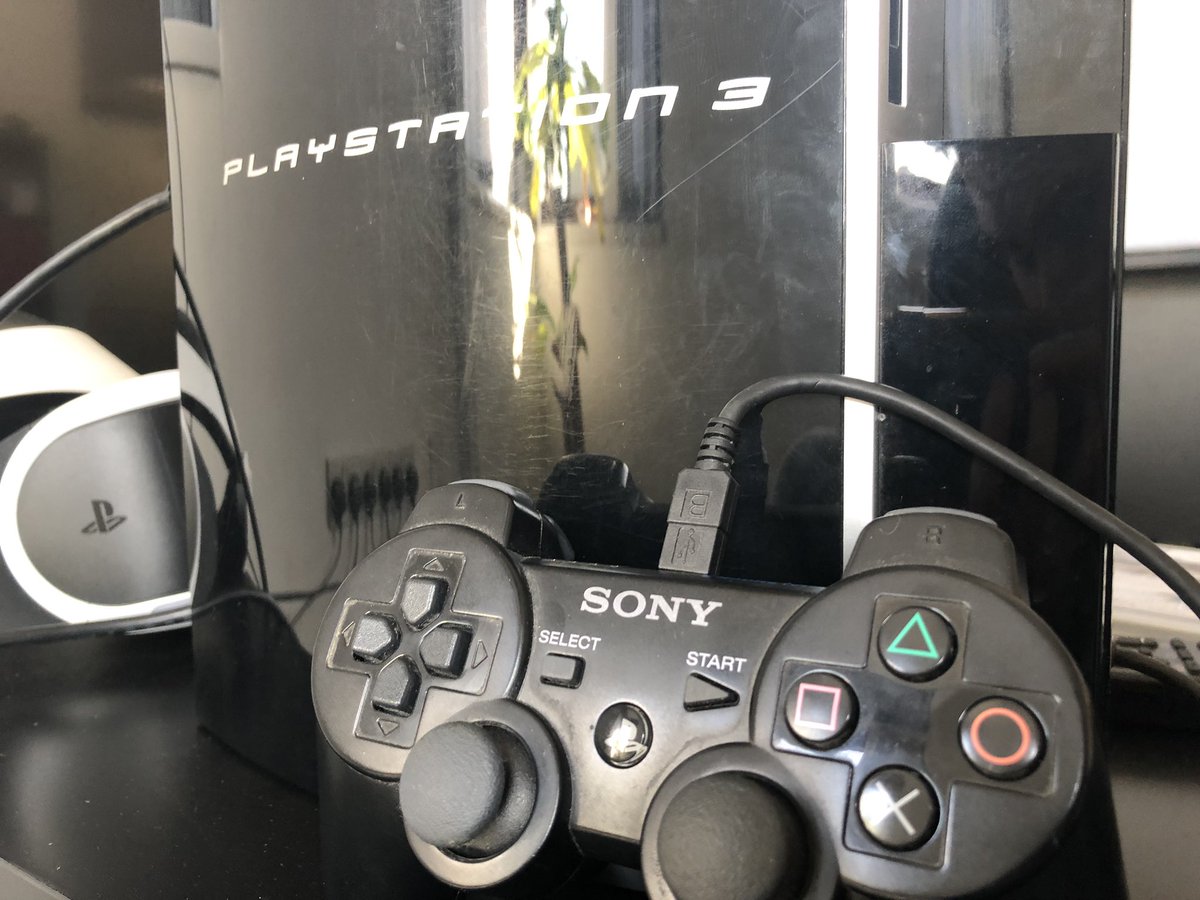 Going retro for our lunchtime gaming setup! What’s your fave retro game? #gaming #PS3 #retrogaming #indiedev #gamedev #GamersUnite