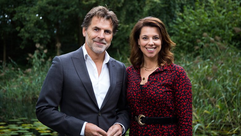 alzheimernl's tweet photo. #Kijktip - Op 2 oktober is onze tv-show 'Herinneringen voor het leven' te zien. Presentatoren Toine van Peperstraten en @RoosMoggre gaan in gesprek over dementie met mensen met #dementie en hun naasten. Lees meer: https://t.co/NUTpWnWVXE #Herinneringenvoorhetleven #stopdementie https://t.co/hB5iG0JWHU