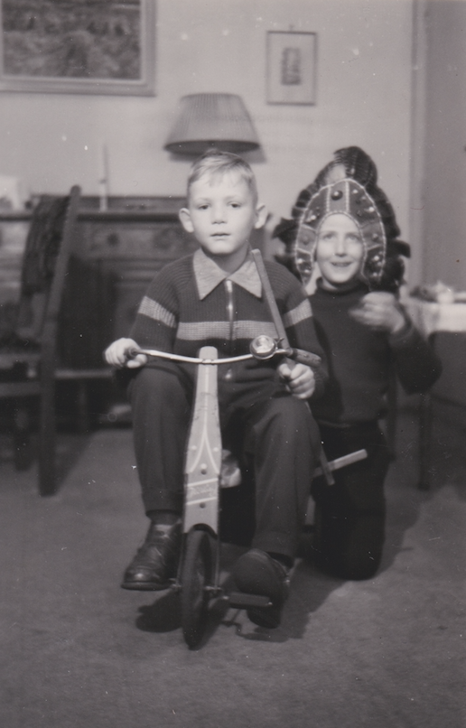 KoenMeier's tweet photo. My sincere apologies to all Indians and their ancesters to have used their traditional headdress to play cowboys and Indians with. I only now do realise what an awful mistake I made in 1954.
@CanadianPM @JustinTrudeau #Trudeau https://t.co/xFKgdzPj9H