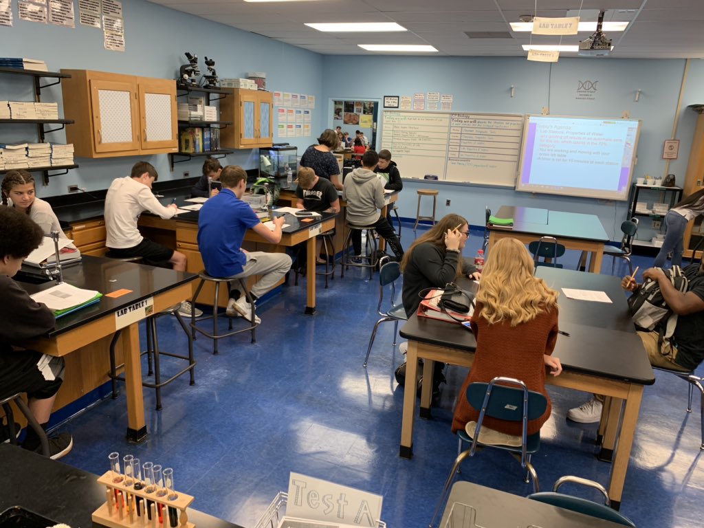 wernerbiology's tweet image. #CPbio rotating to 7 different lab stations investigating the properties of water #ISDstudentsdeserveit @ihsbucpride