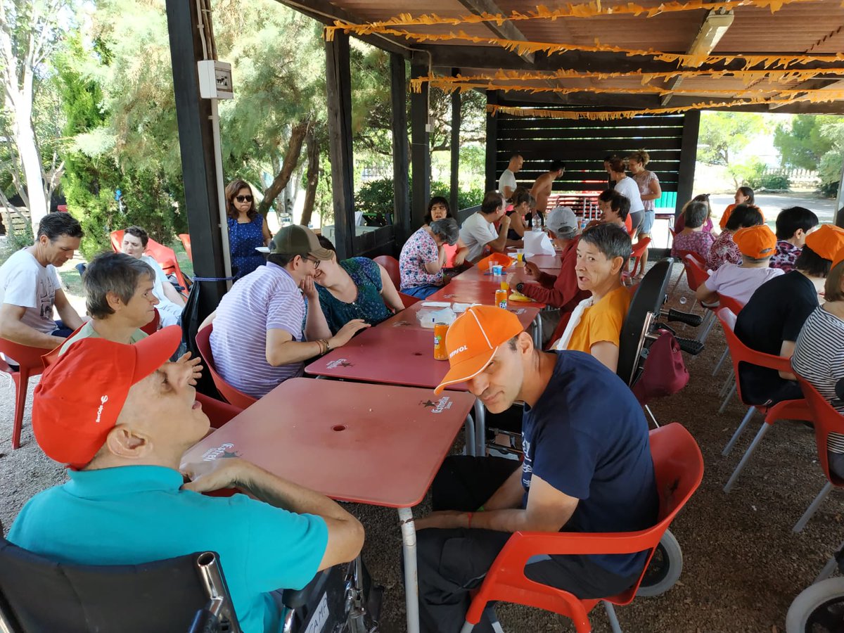 IASSAragon's tweet photo. Los residentes del #CAPDI #CAMP no podían acabar el verano sin su tradicional día de playa en Comarruga, donde no faltó el refrescante baño ni un heladito al lado del mar. Gracias al Bar La Canya, de la Fundació Santa Teresa, por facilitar y hacer el día más accesible 😍🌊☀️ https://t.co/nUGGaXrdxl