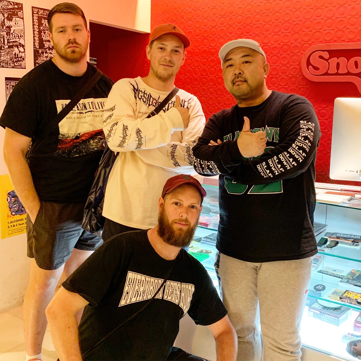 UTCHY_SNOT_MAG's tweet photo. 大阪SBFや #MAGSIDE にも遊びに来てくれてたオーストラリアHxC CREW(ネイサン、ジェイク、ジェイムス)がSnotに買い物しに来てくれた‼️マジ嬉しいね〜🙏🏼明日の #MTFzero にも遊びにくるみたい👍🏼やっぱHARDCOREはWORLDWIDEやな👍🏼
#つってーw 😆
#Thankyou
#Niceguys https://t.co/PPYv3VHHXx