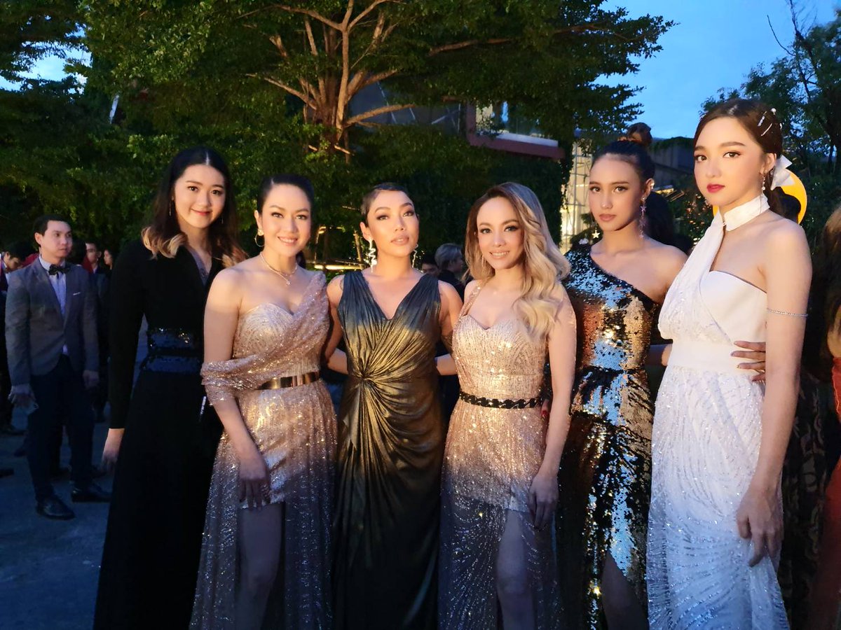 MUSICCREAMgmm's tweet photo. 2 สาว #นิวจิ๋ว ในลุคชุดราตรีสุดปัง! ในงาน #MayaAwards2019 ติดตามกันว่าวันนี้แม่ๆจะได้รางวัลอะไรกันบ้าง มาลุ้นกันจ้าาา  🥰 https://t.co/DgXs7niB19