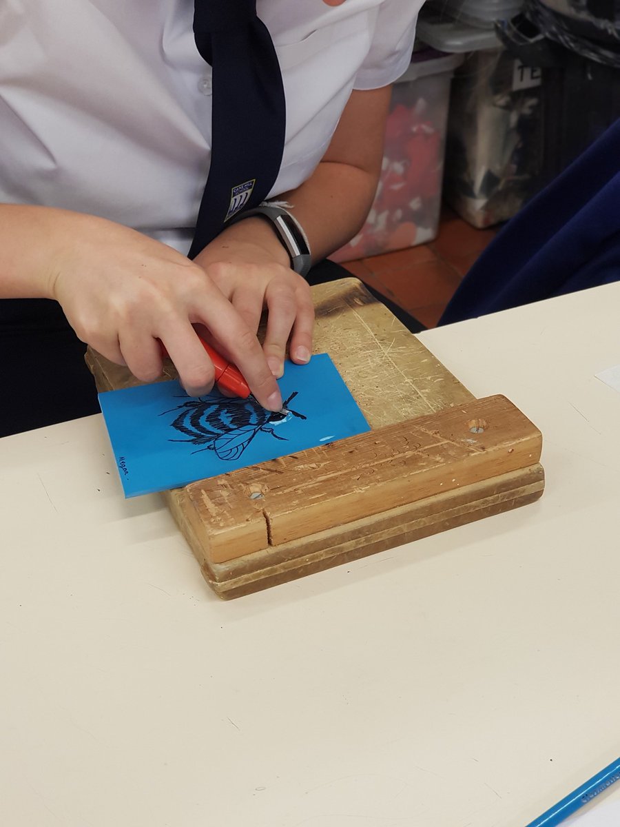 gatewaytrustCEO's tweet photo. Pupils in year 10 GCSE Art this morning thinking and working really hard on their lino cutting techniques. Week 3 into their GCSE course...I was transfixed! #CamsAndProud #thinkhardworkhard https://t.co/odk3IYKZxZ