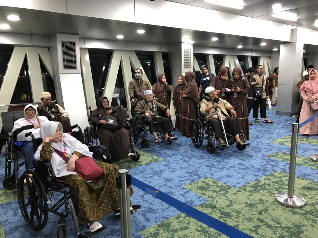 Pemandangam yg tdk biasa para penumpang pesawat saudi menunggu dibdepan pintu garbarata, masihvtdkndiperkenankan masuk pesawat sementara dr gate sdh di minta masuk, ini di sukarno hatta terminal 3, siapa yg ngatur ini yah, kasian penumpang yg sepuh sepuh jamaah umroh berdiri