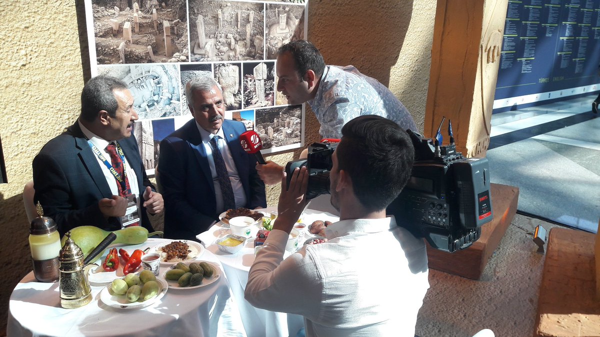 Yönetim Kurulu Başkanımız Sn.<a href="/iHalilPeltek/">İbrahim Halil PELTEK</a> ve <a href="/Sanliurfatb/">Şanlıurfa Ticaret Borsası</a> Yönetim Kurulu Başkanı Sn.@mesekayaa 2.Uluslararası Coğrafi İşaretli Ürünler Zirvesi'nde, standımızı ziyaret eden <a href="/beyaztv/">BEYAZ TV</a> muhabirlerine yöresel ürünlerimizi anlattı.  <a href="/ahmetaltun63/">AHMET ALTUN🇹🇷</a> <a href="/TCTarim/">T.C. Tarım ve Orman Bakanlığı</a> <a href="/CYAZMAC/">CEVAHİR ASUMAN YAZMACI</a>  <a href="/cizirvesi/">Coğrafi İşaretli Ürünler Zirvesi</a> <a href="/MetlnB/">Metln Bayansalduz</a>