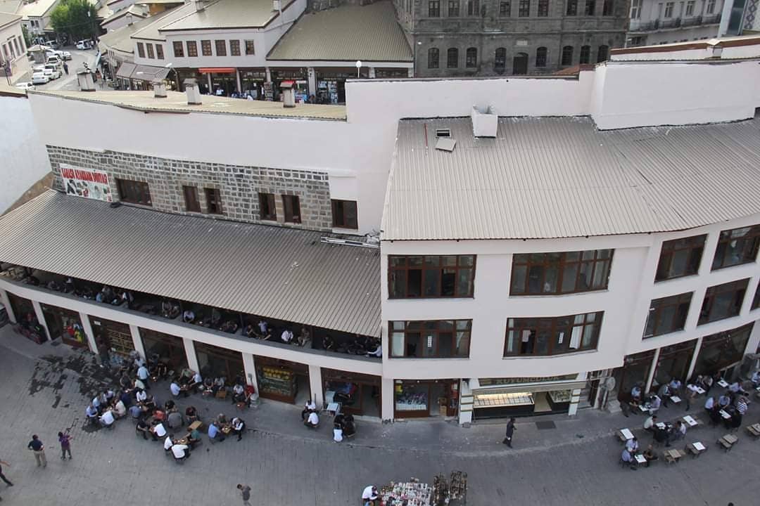 sokak sağlıklaştırma ile kentin tarihi dokusu ortaya çıktığı yok.
-Sıva üstü bembeyaz boya ve çatılar Bitlis'in mimarisi değildir.
- Bir kaç yıldır devam eden proje ile Bitlis çarşını kastamonu,manisa mimarilerine benzettiniz.
<a href="/Seda_Ozen/">Seda Özen Bilgili</a>
<a href="/BitlisMimarisi_/">Bitlis Mimarisi</a> <a href="/BitlisName/">Kadim Tarih</a> <a href="/vangolakt/">Vangölü Aktivistleri</a>